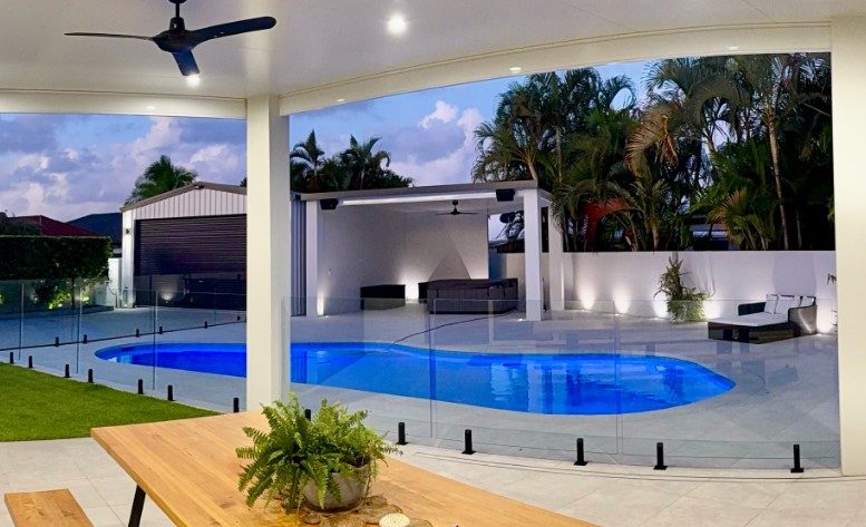 Frameless glass pool fence